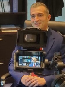 Image de Maitre Rabih Habib, avocat spécialisé à Montréal, intervenant dans les médias tels que La Presse, Radio Canada, CTV news et autres, partageant son expertise juridique en droit criminel, droit de la famille, droit civil et immigration. Sa présence médiatique renforce sa réputation en tant qu'avocat aide juridique de confiance. Son cabinet d'avocat à Laval offre également des services à travers le Québec